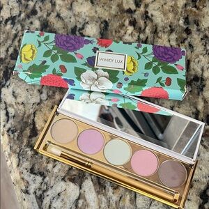 ⚡️💕WINKY LUX Macaron Eyeshadow Palette